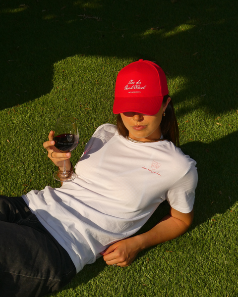 T-shirt mixte signé Clos du Mont-Olivet, pensé comme une pièce du quotidien entre art de vivre et univers du vin. Coupe confortable, esprit minimal et allure intemporelle.