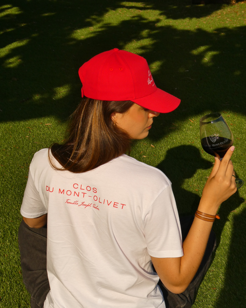 T-shirt mixte signé Clos du Mont-Olivet, pensé comme une pièce du quotidien entre art de vivre et univers du vin. Coupe confortable, esprit minimal et allure intemporelle.